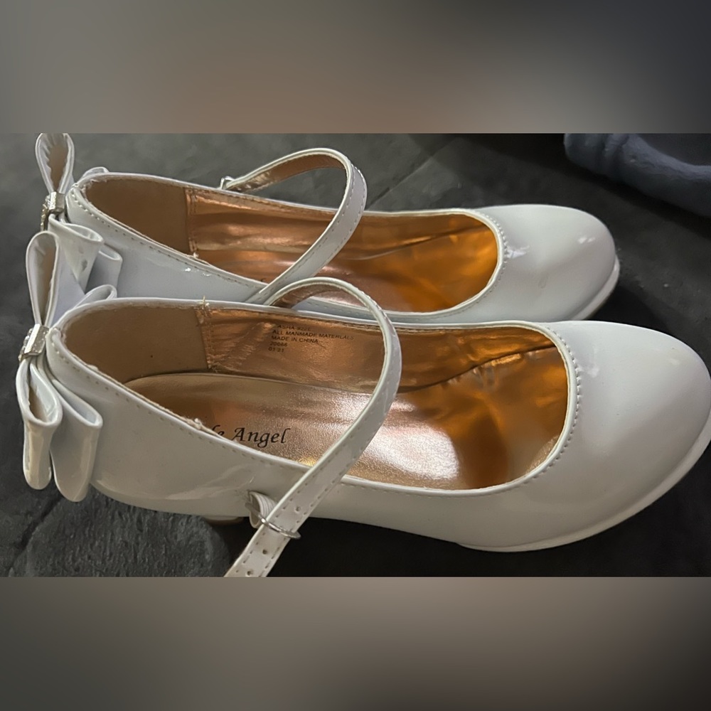 Little Angel Girl’s Tasha White Dress Shoes Adorned w/Bow. Like New Size 3
